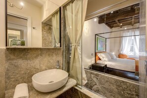 Douche, articles de toilette gratuits, sèche-cheveux, chaussons