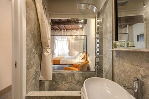 Suihku, ilmaiset hygieniatuotteet, hiustenkuivaaja, tohvelit