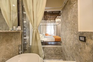 Douche, articles de toilette gratuits, sèche-cheveux, chaussons