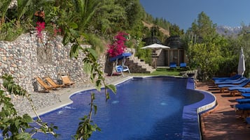 Kolam renang outdoor, dengan payung kolam renang dan kursi berjemur