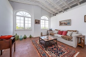 Fernseher, Kamin, Bücher, Stereoanlage