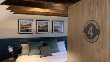 Habitación cuádruple Deluxe | Ropa de cama de alta calidad y decoración personalizada