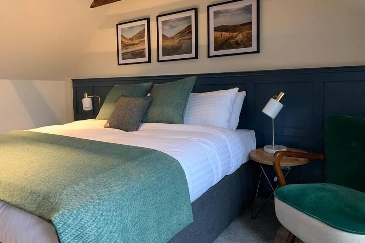 Deluxe Quadruple Room | Premium bedding, desk, laptop workspace, blackout drapes