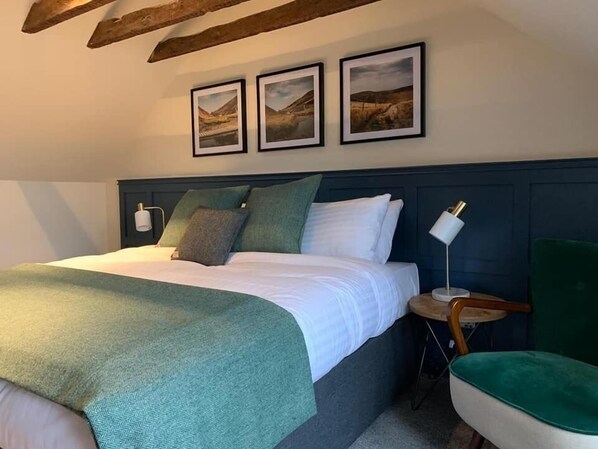 Deluxe fyrbäddsrum | Sängtillbehör av högsta kvalitet, individuell inredning och unika möbler