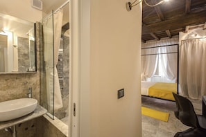 Shower, free toiletries, hair dryer, bidet - Residenza Argileto (Rome)