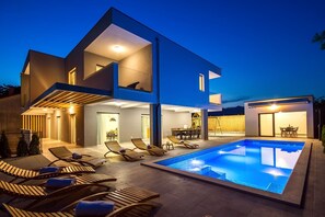 حمّام سباحة مُدفَّأ