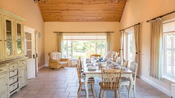 Cottage | Private kitchen | Fridge, microwave, oven, stovetop