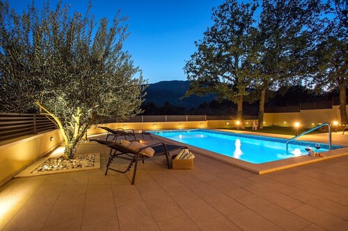 VILLA SKURA- private heated pool 32m2, summer kitchen, 4 bedrooms, garden