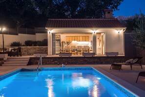 A heated pool - VILLA SKURA- private heated pool 32m2, summer kitchen, 4 bedrooms, garden (Naklice)