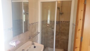 Cottage | Bathroom | Hair dryer, towels - Coral Strand Lodge (Ballyconneely)