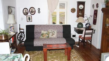 House, 3 Bedrooms | Living room | Flat-screen TV