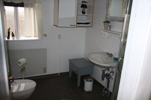 Maison, 3 chambres | Salle de bain | Douche, séchoir à cheveux, serviettes fournies