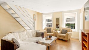 Unclassified image, 5 of 27, button - King's Apartment (Clifden)