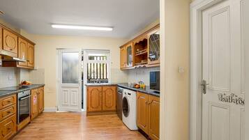 Cottage | Private kitchen | Microwave, oven, dishwasher, electric kettle