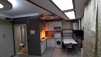 Standard-Studio | Schreibtisch, schallisolierte Zimmer, Bügeleisen/Bügelbrett