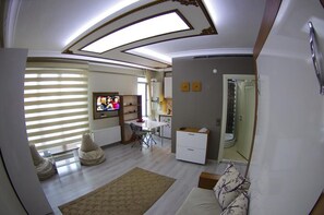 Standard-Studio | Wohnbereich | 82-Zoll-LCD-Fernseher mit Satellitenempfang, Fernseher