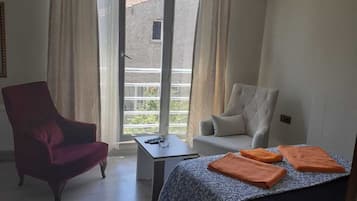 Standard-Studio | Wohnbereich | 82-Zoll-LCD-Fernseher mit Satellitenempfang, Fernseher