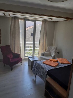 Standard-Studio | Wohnbereich | 82-Zoll-LCD-Fernseher mit Satellitenempfang, Fernseher