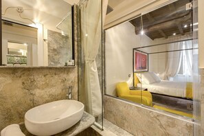 Shower, free toiletries, hair dryer, bidet - Residenza Argileto Giallo (Rome)