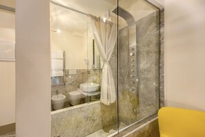 A modern bathroom with a glass-enclosed shower, a sink, and a toilet. - Residenza Argileto Giallo (Rome)