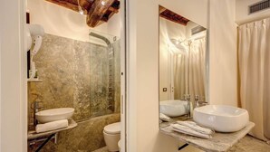 A bathroom with a large mirror, two sinks, a shower, and a toilet. - Residenza Argileto Giallo (Rome)