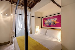 Minibar, caja fuerte, escritorio y wifi gratis