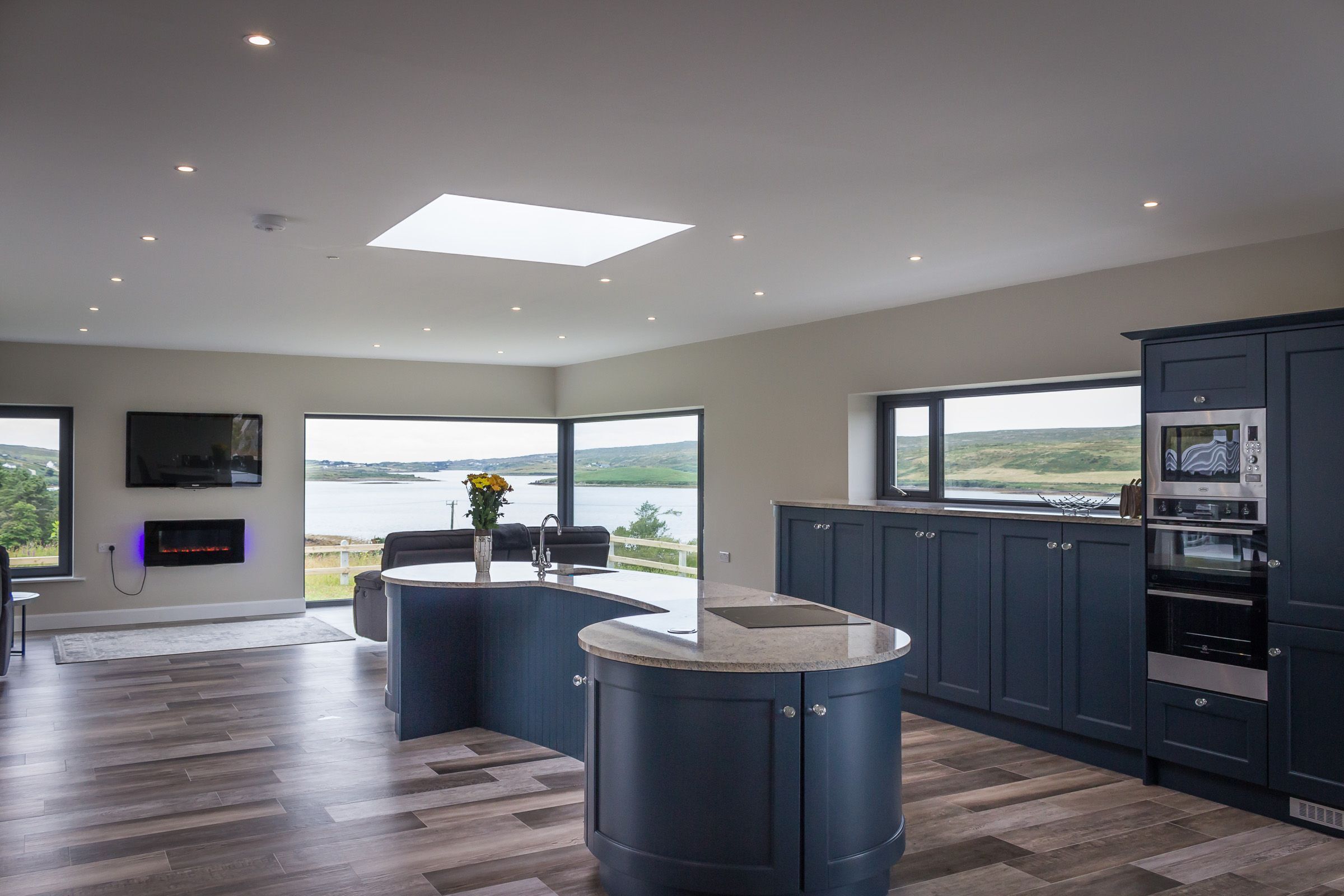 Casa Deluxe | Cocina privada | Refrigerador, microondas, horno y parrilla de estufa 