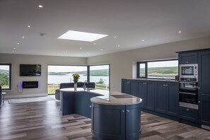 Deluxe House | Private kitchen | Fridge, microwave, oven, stovetop