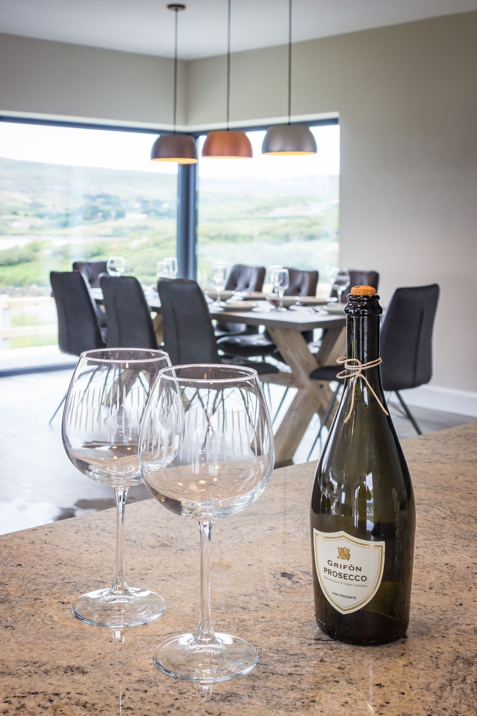 Casa Deluxe | Cocina privada | Refrigerador, microondas, horno y parrilla de estufa 