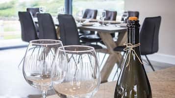 Deluxe House | Private kitchen | Fridge, microwave, oven, stovetop