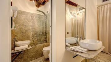 Duschwanne, kostenlose Toilettenartikel, Haartrockner, Bidet