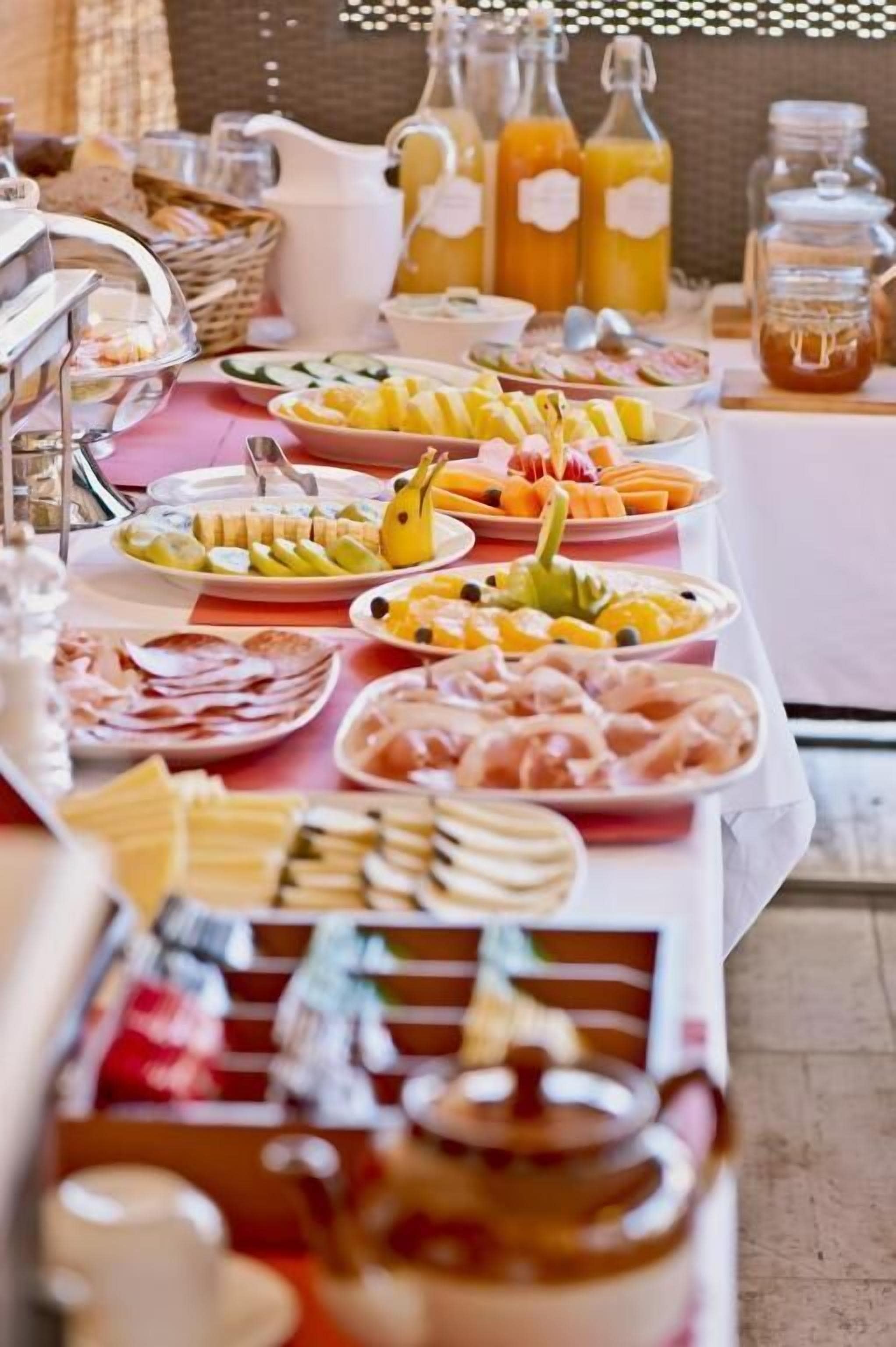 Daily continental breakfast (EUR 15 per person)