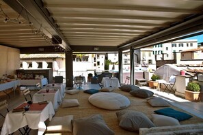 Desayuno continental diario (EUR 15 por persona)