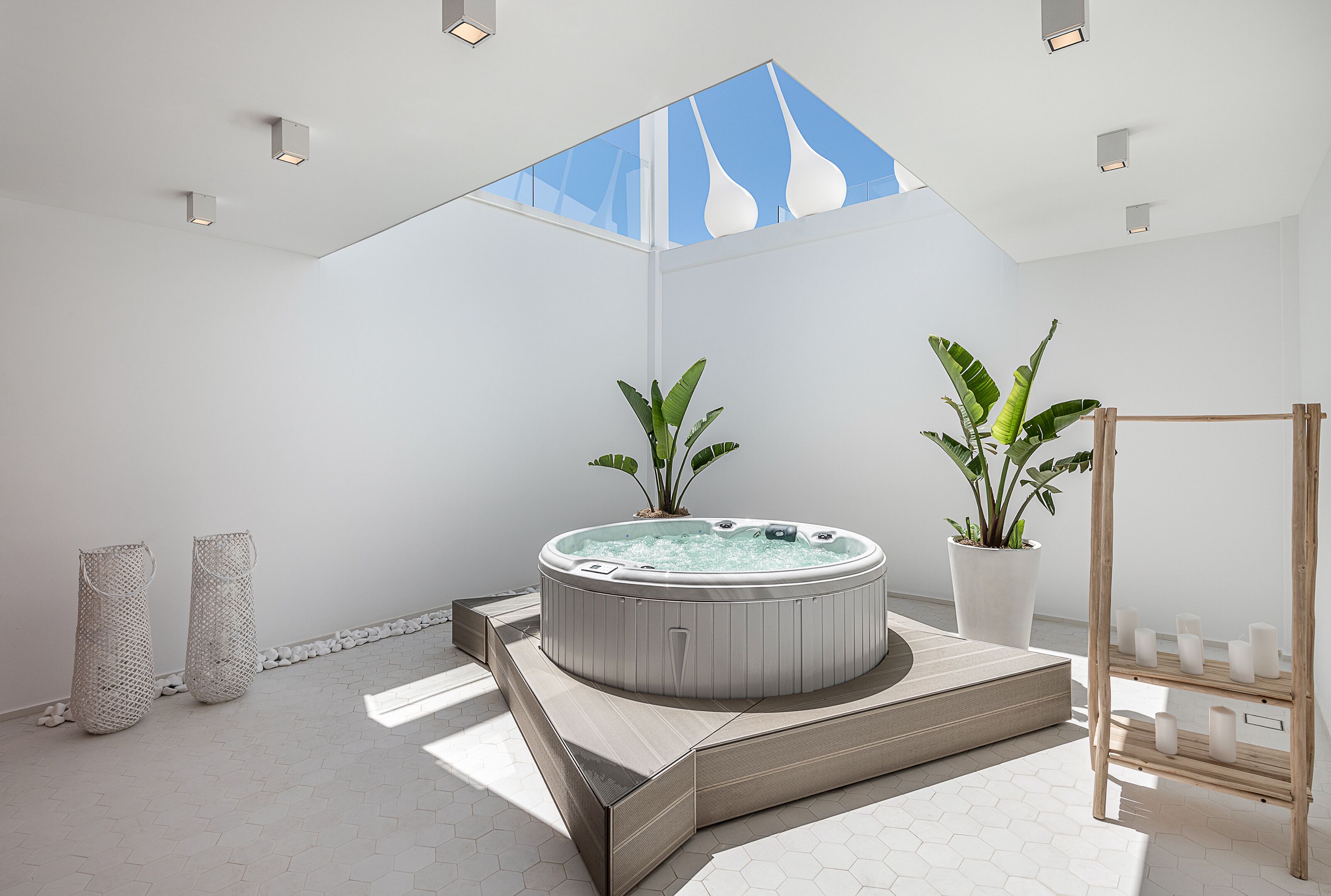 Outdoor spa tub