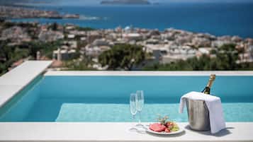 Habitación doble ejecutiva, alberca privada, vista al mar | Servicio de champaña