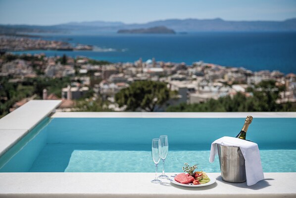 Chambre Double Exécutive, piscine privée, vue mer | Service champagne