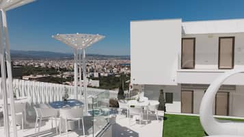 Déjeuner et dîner servis sur place, vue sur le jardin