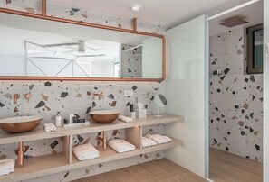 Superior Room | Bathroom | Shower, hydromassage showerhead, eco-friendly toiletries, hair dryer