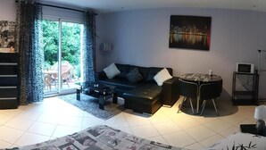 Deluxe Studio | Living area