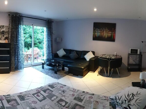 Deluxe Studio | Living area - Chambres à 40 min de Paris (Corbeil-Essonnes)