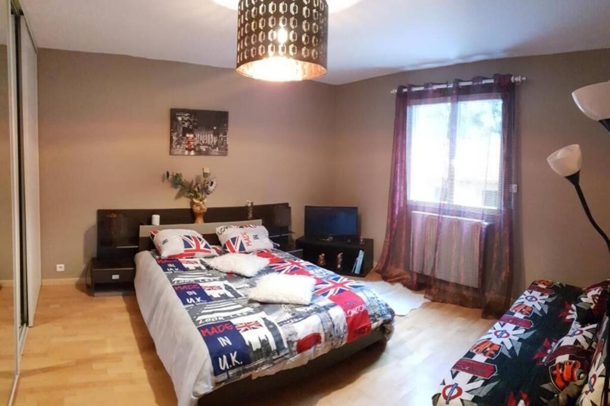Neljän hengen comfort-huone | Työpöyt ä, kannettavalle tietokoneelle sopiva työtila