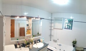 Habitación cuádruple Confort | Baño | Ducha, cabezal de ducha tipo lluvia y toallas