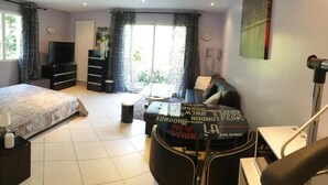 Deluxe Studio