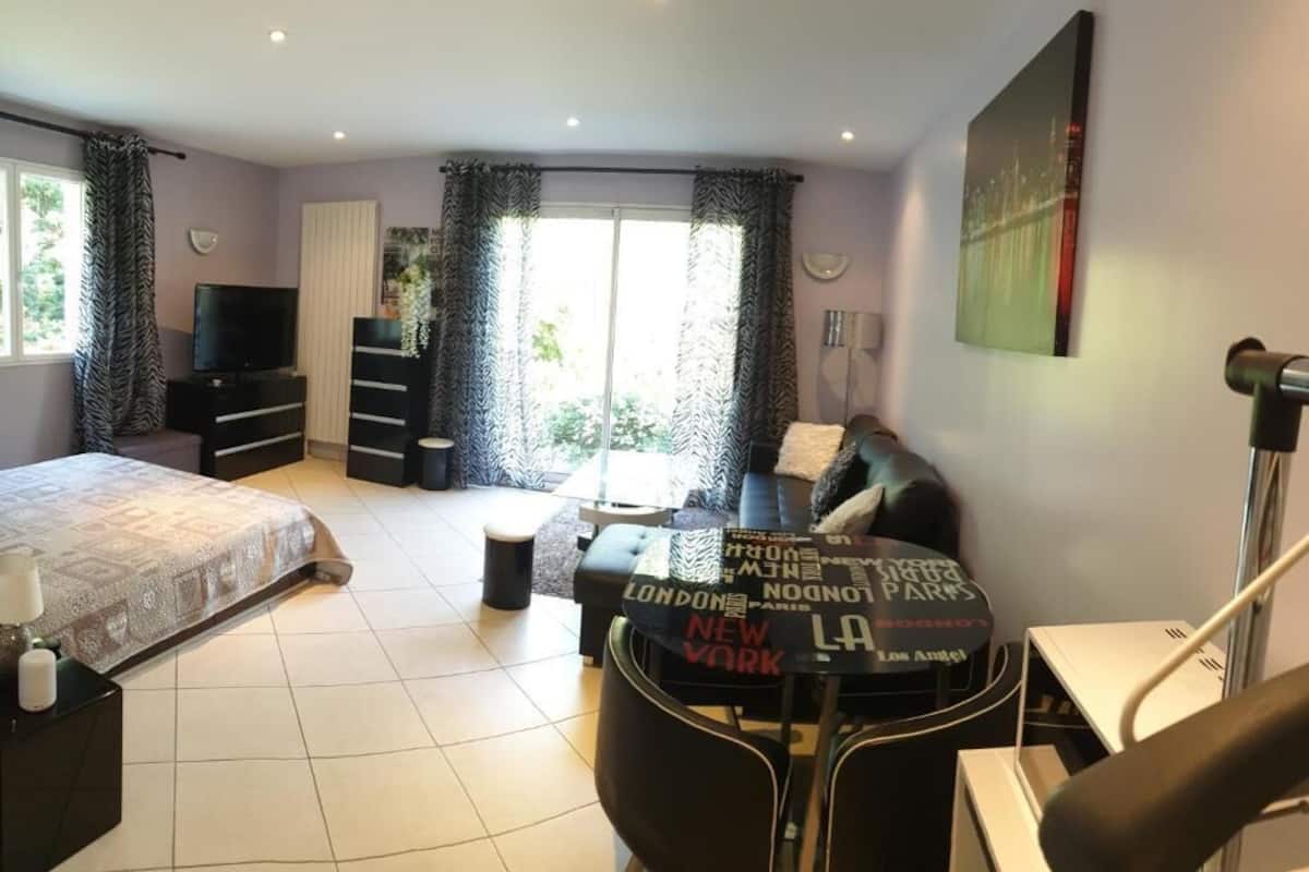 Deluxe-studio | Työpöytä, kannettavalle tietokoneelle sopiva työtila