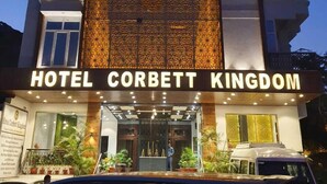 Das Äußere des Hotel Corbett Kingdom mit einem markanten Eingang, einer verzierten Fassade und einem Schild.