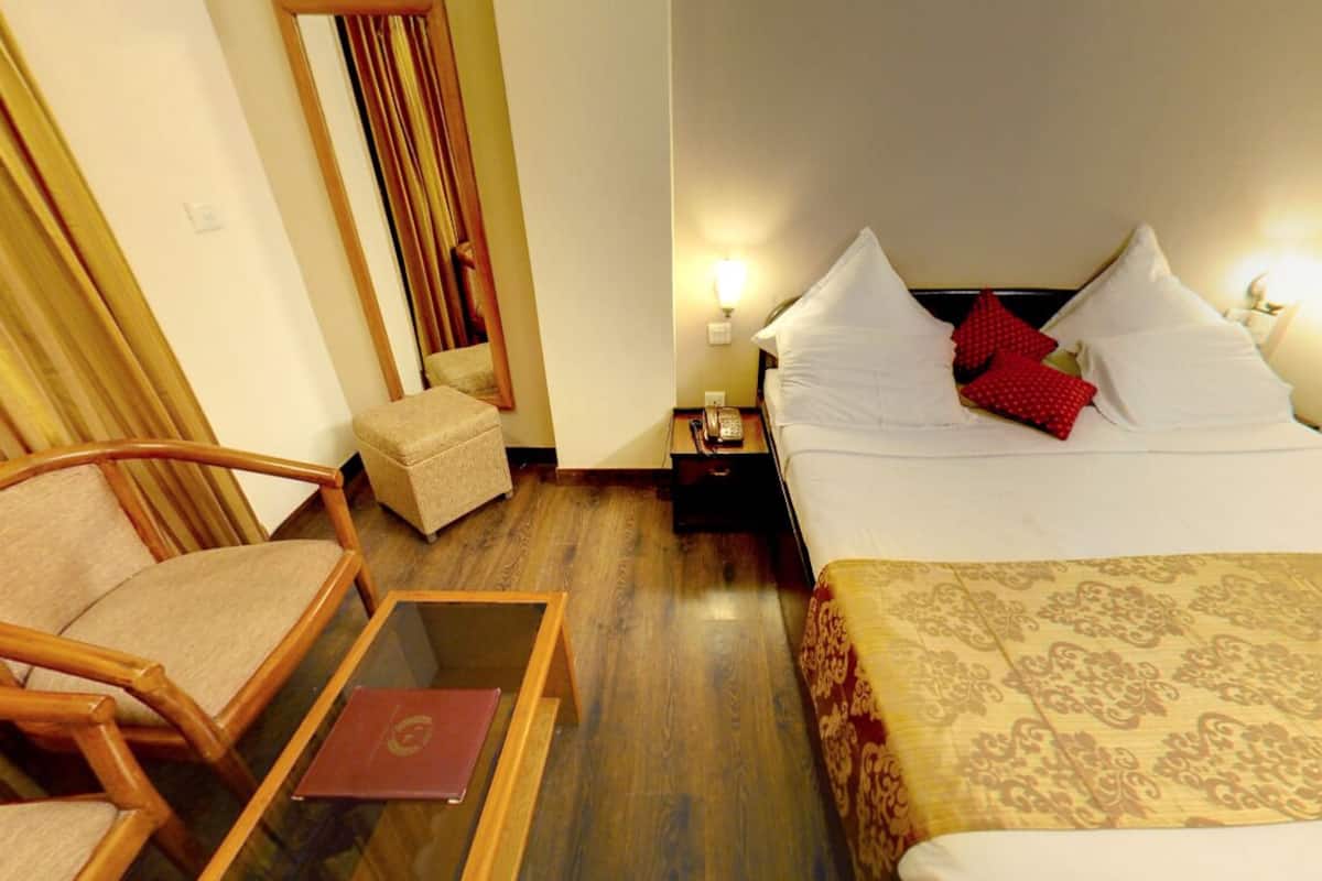 Habitación superior | Tabla de planchar con plancha, wifi gratis y ropa de cama