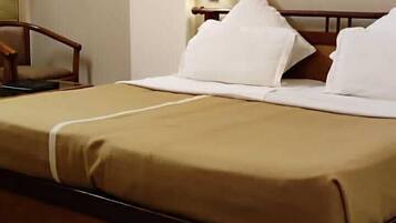 Tabla de planchar con plancha, wifi gratis y ropa de cama