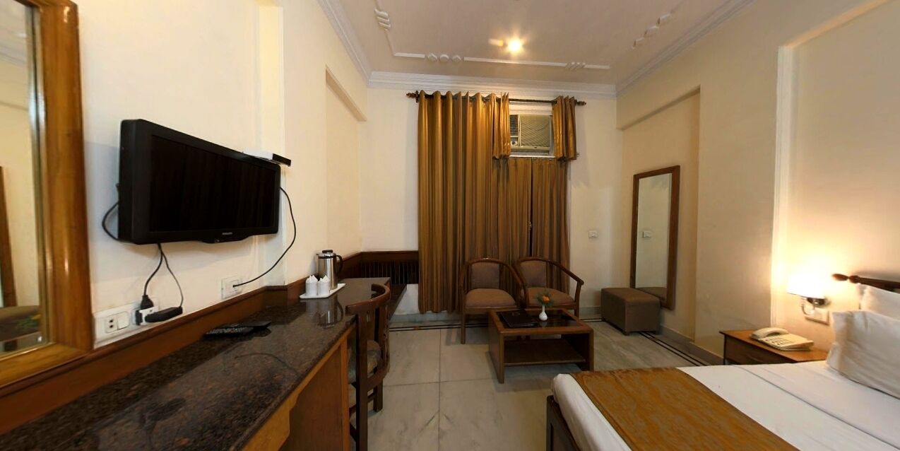 Deluxe Room | Iron/ironing board, free WiFi, bed sheets