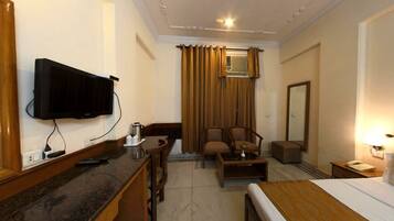 Deluxe Room | Iron/ironing board, free WiFi, bed sheets