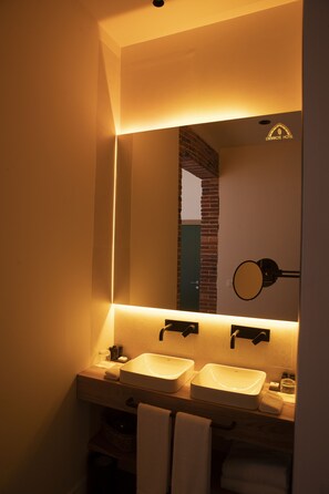 Suite junior (1 double or 2 single beds) | Baño | Secador de pelo, zapatillas y toallas